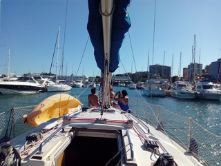 Sentados en el velero.jpg